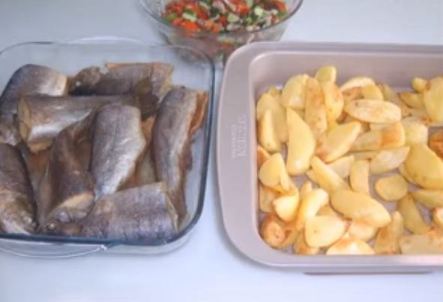 Блюдо к обеду, картофель и семга с салатом