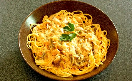 Спагетти с копченой семгой и грибами