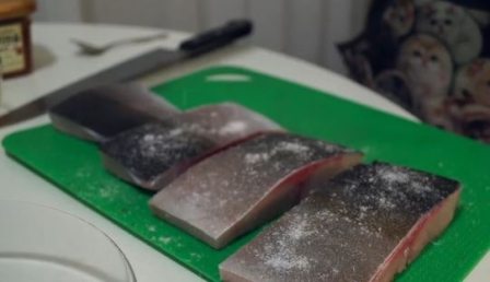 Как правильно порезать и посолить филе рыбы