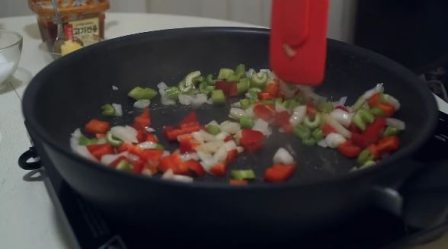 Приготовление соуса для жареной лакедры
